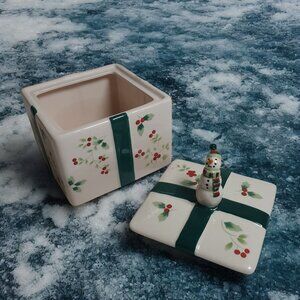 Pfaltzgraff Winterberry Snowman Lidded Ceramic Box 6" x 6" x 7" Gift Shape